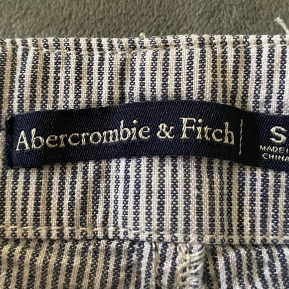 ABERCROMBIE & FITCH
Navy blue and white pinstripe shorts, matching belt - Picture 6 of 7